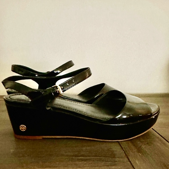 Tory Buch Black Patent Leather Wedge Sandals - Picture 1 of 7